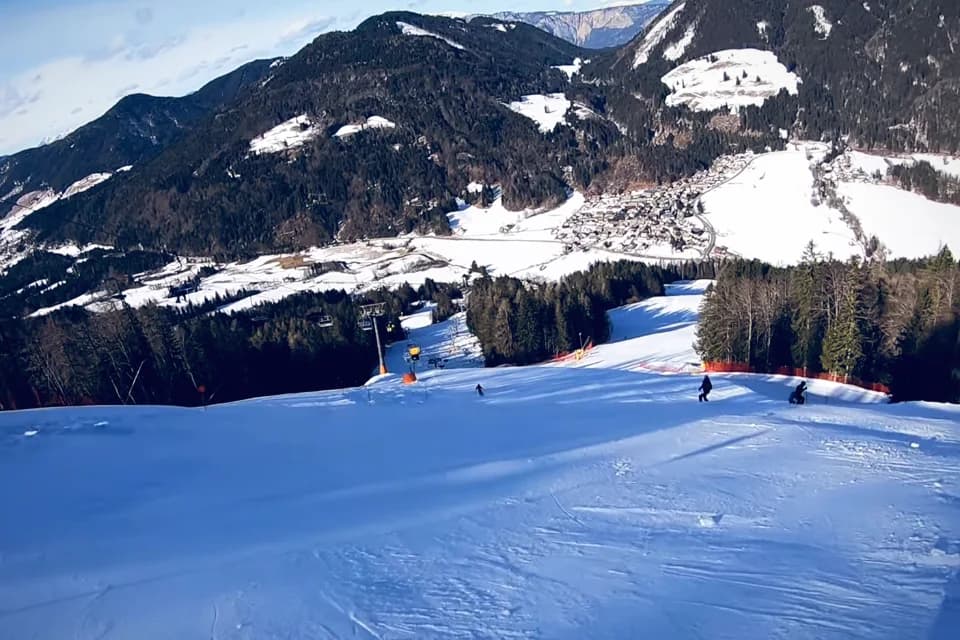 Smučišče nad Podkorenom s pogledom na vas in Karavanke